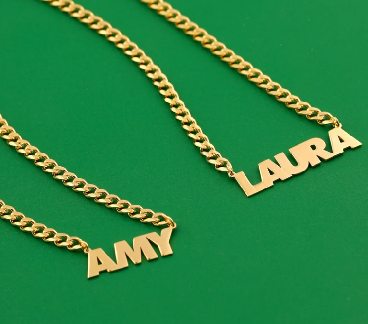 Female necklace with name in capital letters and thick chain