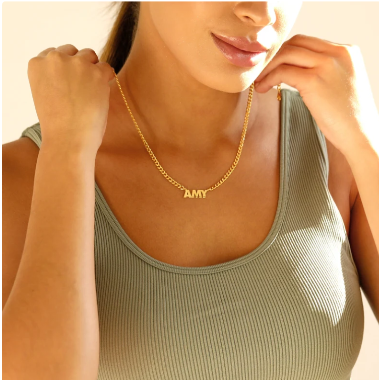 Female necklace with name in capital letters and thick chain