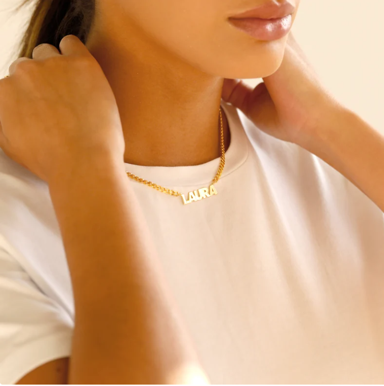 Female necklace with name in capital letters and thick chain