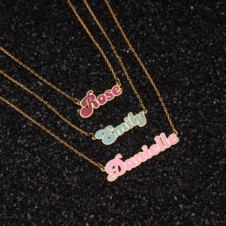COLLAR CON NOMBRE CLÁSICO CON COLOR