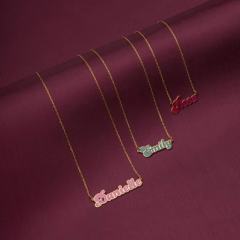 COLLAR CON NOMBRE CLÁSICO CON COLOR