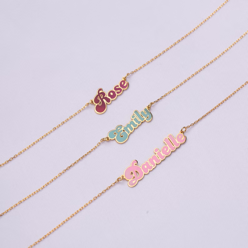 COLLAR CON NOMBRE CLÁSICO CON COLOR