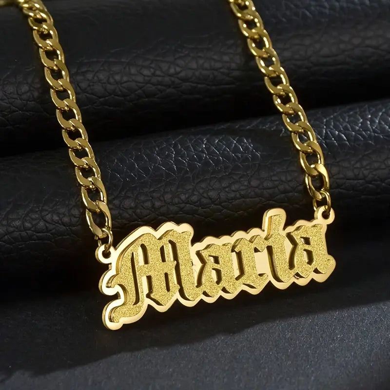 COLLAR NOMBRE DOBLE CAPA LETRA OLD ENGLISH